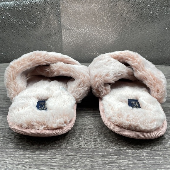 NWOB. Rachel Roy 11-12 Pink Fuzzy Cozy Plush Cross Front Slippers. - Picture 6 of 9